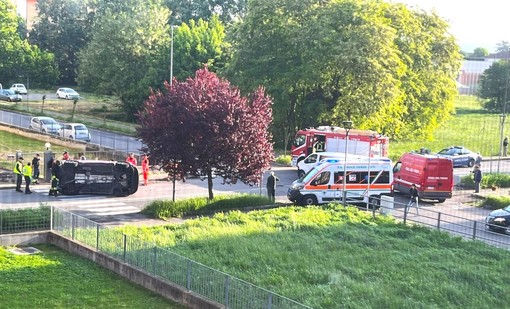 Asti, incidente in via Scotti: dopo scontro auto si ribalta. Intervengono soccorsi, polizia, vigili del fuoco [VIDEO]