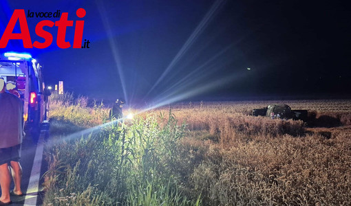 Vigili del fuoco e personale sanitario impegnato sul luogo dell'incidente Vigili del fuoco e personale sanitario impegnato sul luogo dell'incidente