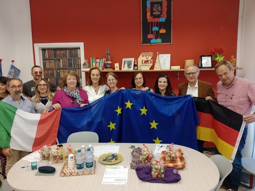 Foto di gruppo, all'insegna dell'unità europea, per i docenti del Castigliano ed i loro colleghi tedeschi