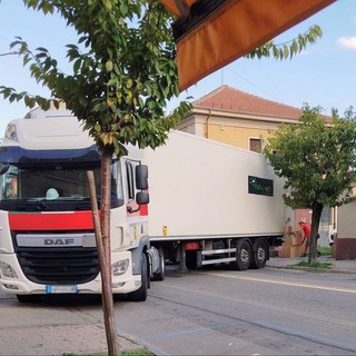 Corso Matteotti bloccato: mezzo pesante in avaria durante la manovra
