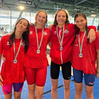 Greta Gabutto e Maddalena Bertelli (la prima e la seconda da destra) con la staffetta del Team Dimensione Nuoto