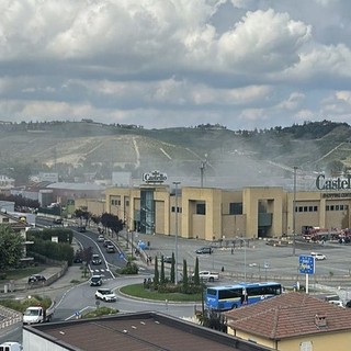 Il fumo conseguente l'incendio appiccato al centro commerciale &quot;Il Castello&quot; di Canelli