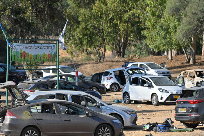 Le auto di alcuni dei partecipanti al festival musicale tramutatasi in tragedia Le auto di alcuni dei partecipanti al festival musicale tramutatasi in tragedia