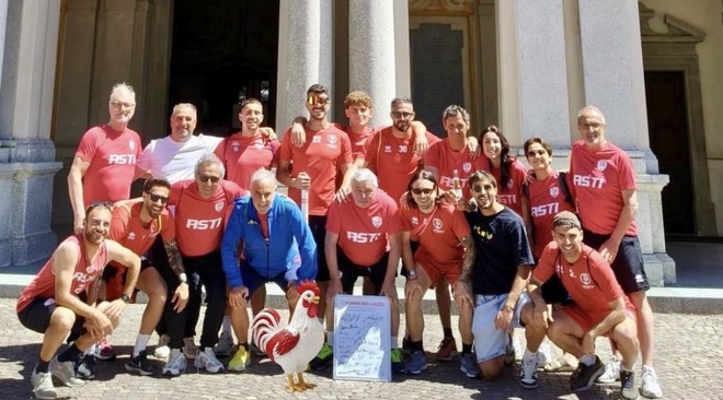 La “delegazione” dei galletti davanti al Santuario di Crea