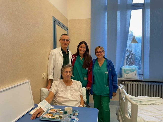 Lo staff dell'ospedale con la paziente