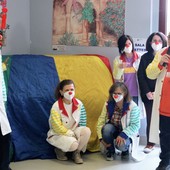 Beppe Pellitteri ultimo a destra, durante la donazione di un pianoforte all'Oncologia di Asti