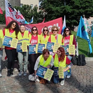 Protesta a Torino dei sindacati per dire no alla privatizzazione di Poste Italiane: &quot; Un danno ai diritti e agli interessi dei cittadini&quot;