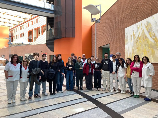 Gli studenti e le docenti dei licei classico e scientifico, i Coordinatori tecnici, i Tecnici di Laboratorio Biomedico e di Radiologia Medica e la responsabile dell’Area Diagnostica della Direzione delle Professioni Sanitarie