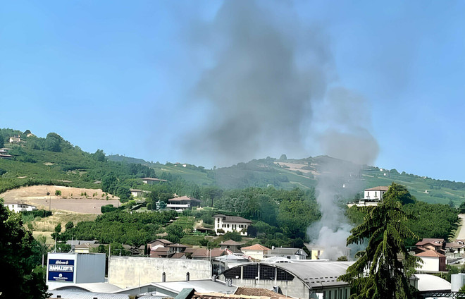 Canelli, intervento dei vigili del fuoco per un incendio su un camion carico di legna Canelli, intervento dei vigili del fuoco per un incendio su un camion carico di legna