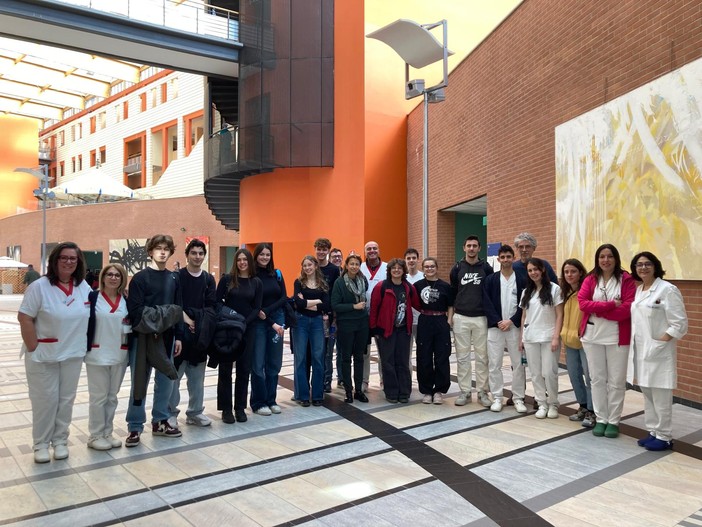 Gli studenti e le docenti dei licei classico e scientifico, i Coordinatori tecnici, i Tecnici di Laboratorio Biomedico e di Radiologia Medica e la responsabile dell’Area Diagnostica della Direzione delle Professioni Sanitarie