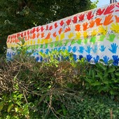 Lo striscione per la pace appeso fuori dalla scuola