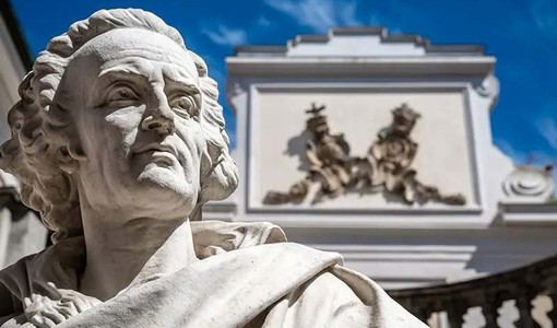 Il busto di Alfieri davanti al suo Palazzo