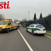 Auto si ribalta in un rettilineo, automobilista illeso