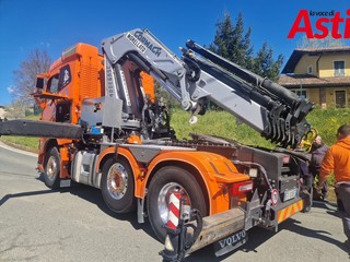 Il camion gru utilizzato per recuperare il mezzo