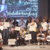 Nicola Lagioia e tanti giovani studenti hanno ricevuto il Premio Lions per le loro prefazioni di Carlo Levi e Natalia Ginzburg Nicola Lagioia e tanti giovani studenti hanno ricevuto il Premio Lions per le loro prefazioni di Carlo Levi e Natalia Ginzburg