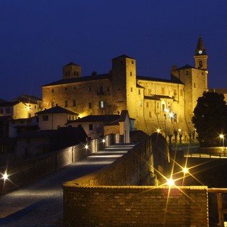 Una suggestiva immagine notturna del castello di Monastero Bormida