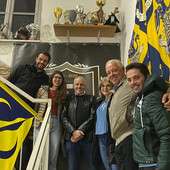 Il nuovo rettore (al centro) circondato dal direttivo Il nuovo rettore (al centro) circondato dal direttivo