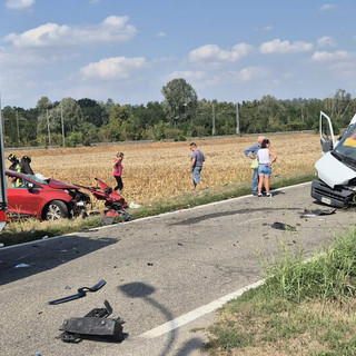 Scontro frontale a Revignano, donna estratta dalle lamiere dai vigili del fuoco