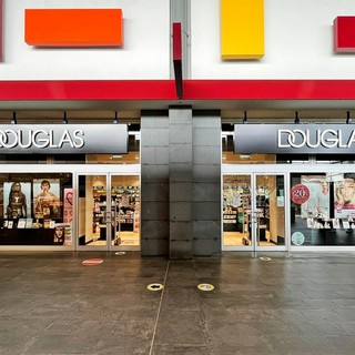 Asti, rapina impropria alla profumeria Douglas del centro commerciale Il Borgo: identificato il presunto autore Asti, rapina impropria alla profumeria Douglas del centro commerciale Il Borgo: identificato il presunto autore