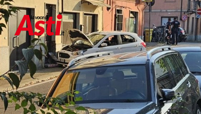 Perde il controllo dell'auto e si schianta contro un portone in viale Pilone Perde il controllo dell'auto e si schianta contro un portone in viale Pilone