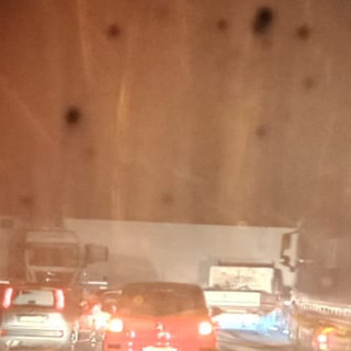 Notte di passione in autostrada: tir di traverso manda in tilt il traffico