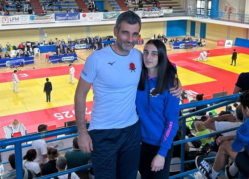 Lorenzo e Ginevra Aloise sugli spalti del palasport barese