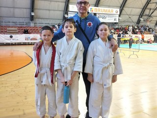 I giovanissimi atleti del Judo Olimpic Club Asti insieme ad alcuni loro insegnanti