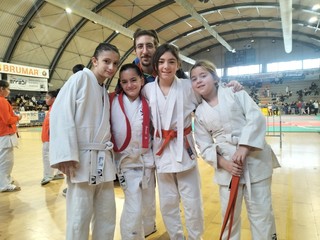 I giovanissimi atleti del Judo Olimpic Club Asti insieme ad alcuni loro insegnanti