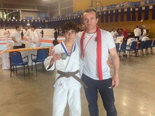 Foto con medaglia, in compagnia di Loris Valente dello staff del Judo Olimpic Asti a.s.d.