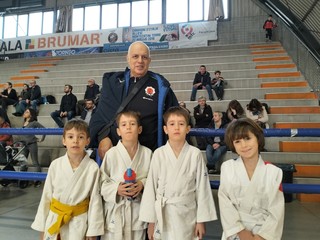 I giovanissimi atleti del Judo Olimpic Club Asti insieme ad alcuni loro insegnanti