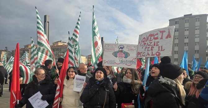 Presidio lavoratori Konecta fuori dalla Regione (Ph. Daniele Caponnetto)