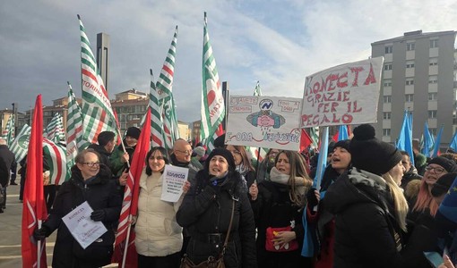 Presidio lavoratori Konecta fuori dalla Regione (Ph. Daniele Caponnetto)