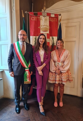 Kejsi Berbiu ritratta con il sindaco Maurizio Rasero e l'assessore all'Istruzione Loretta Bologna