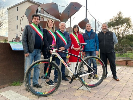I sindaci dei Comuni promotori delle "Staffette del Mastodonte" 2025 con gli organizzatori