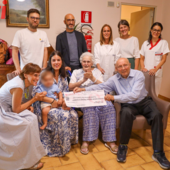 Un'immagine (ph. Merfephoto) della donazione assegno ai vertici del Massaia (al centro, in piedi, il direttore generale Asl AT Giovanni Gorgoni)