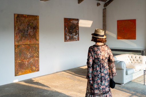 &quot;La collina sale sempre&quot; a Castagnole delle Lanze: l'arte contemporanea incontra il territorio
