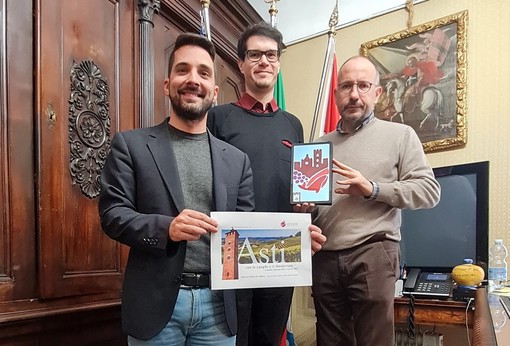 L'autore del logo ritratto con l'assessore Paride Candelaresi e con il sindaco Maurizio Rasero
