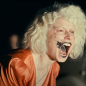 Jessie Buckley in un'immagine di scena tratta da "LA SPOSA!"