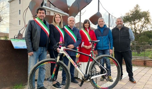 I sindaci dei Comuni promotori delle "Staffette del Mastodonte" 2025 con gli organizzatori