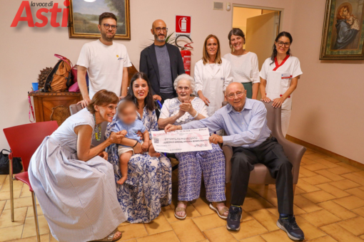 Un'immagine (ph. Merfephoto) della donazione assegno ai vertici del Massaia (al centro, in piedi, il direttore generale Asl AT Giovanni Gorgoni)