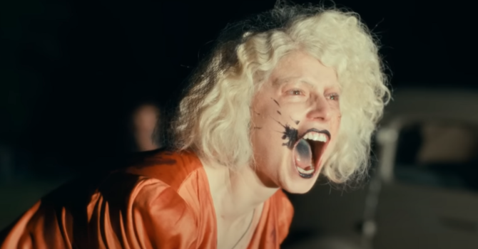 Jessie Buckley in un'immagine di scena tratta da "LA SPOSA!"