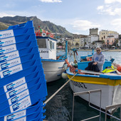 A lezione di sostenibilità nel mare di Ischia. Addio al polistirolo, la pesca diventa eco-friendly
