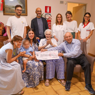 Un'immagine (ph. Merfephoto) della donazione assegno ai vertici del Massaia (al centro, in piedi, il direttore generale Asl AT Giovanni Gorgoni)