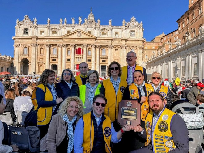 La delegazione Lions in piazza San Pietro La delegazione Lions in piazza San Pietro