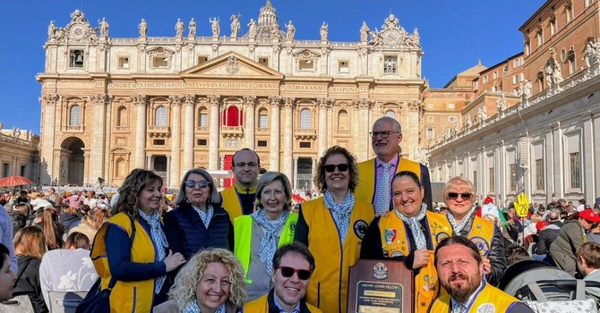 La delegazione Lions in piazza San Pietro La delegazione Lions in piazza San Pietro