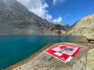 L'opera Melograni esposta lungo il percorso verso il Monviso