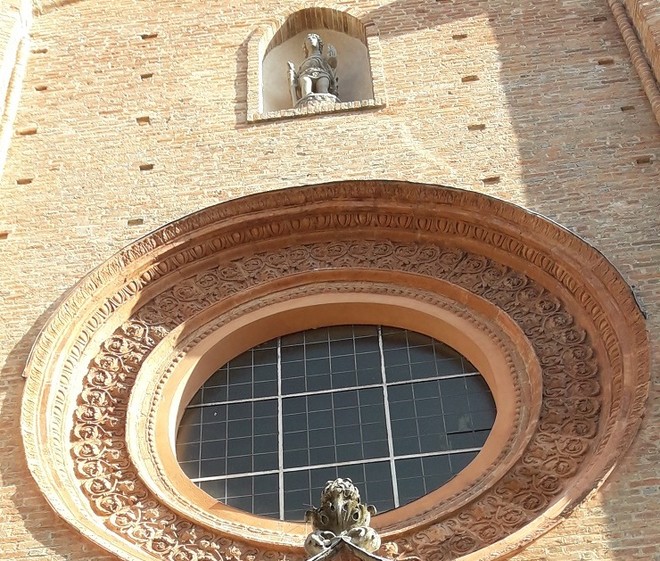 La statua di San Secondo sulla facciata della Collegiata di Asti