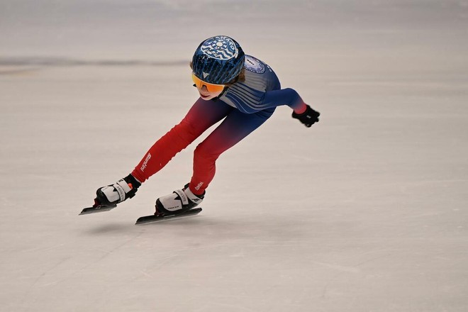 La giovane atleta impegnata su pista