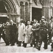 Una storica immagine scattata la mattina del 25 aprile 1945 in piazza San Secondo