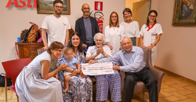 Un'immagine (ph. Merfephoto) della donazione assegno ai vertici del Massaia (al centro, in piedi, il direttore generale Asl AT Giovanni Gorgoni)